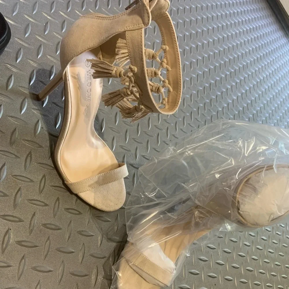Tan tassel heels Nwt open toe fringe boho fall party boho classic